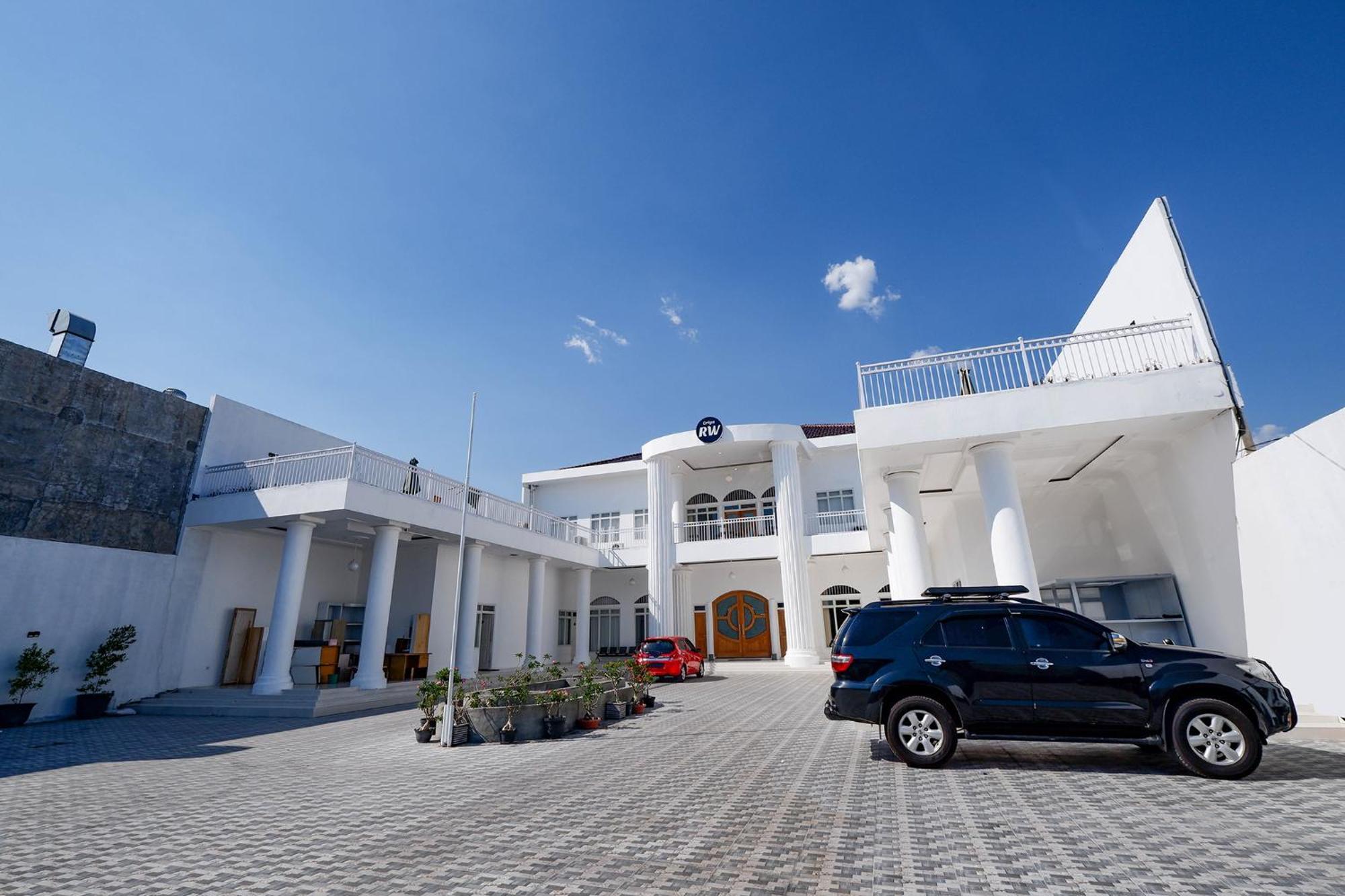 Griya Rw Family Guest House Redpartner Solo Exterior foto