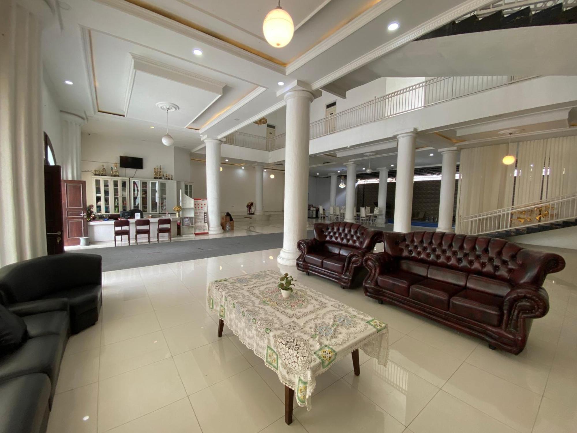 Griya Rw Family Guest House Redpartner Solo Exterior foto